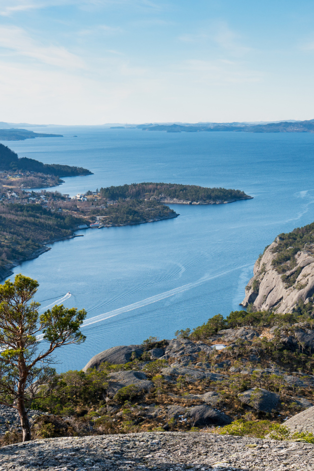 Вид со скалы на фьорд, Норвегия 