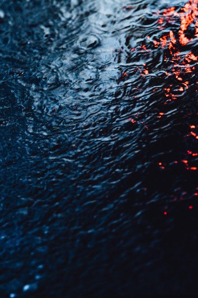 Мокрый асфальт во время дождя 