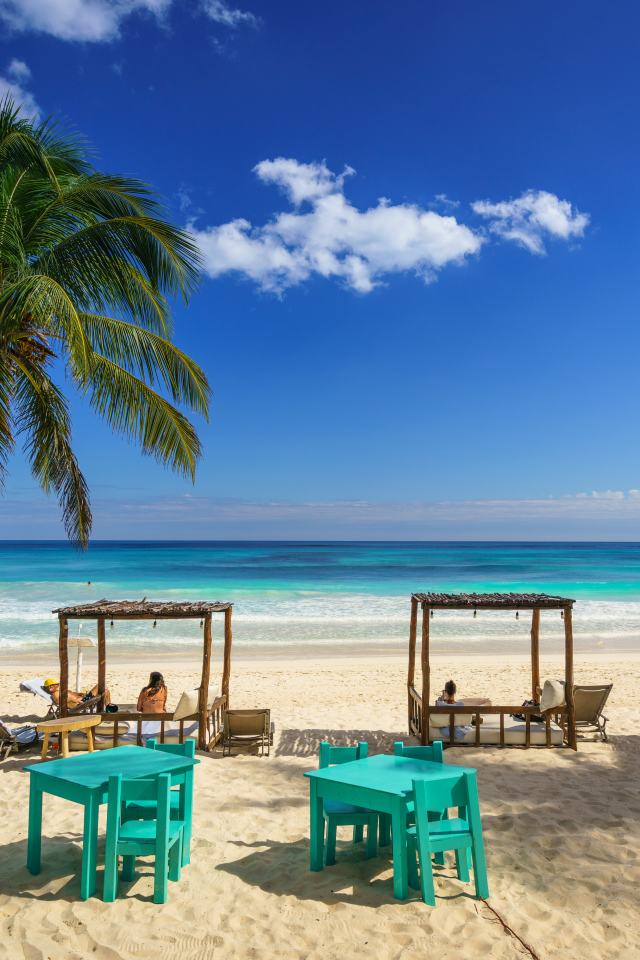 Красивый тропический пляж с горячим песком у океана 