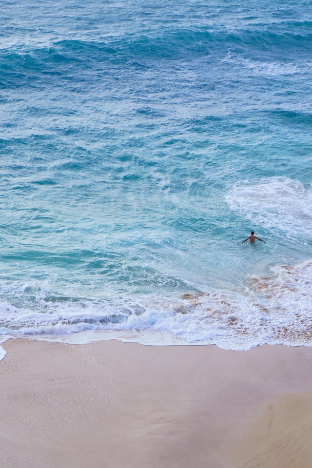 Голубая вода океана на пляже с желтым песком