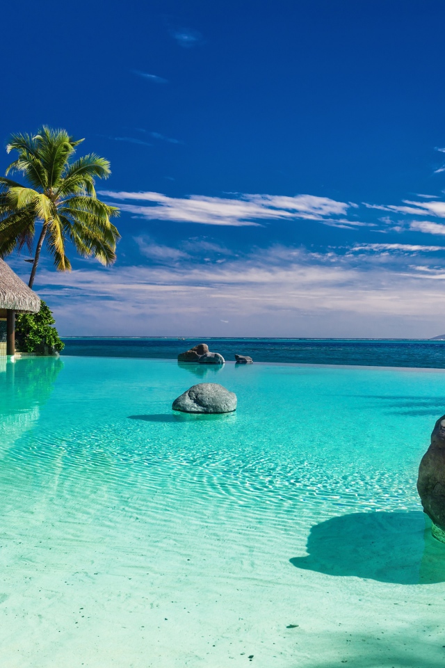 Домик в воде на тропическом пляже под голубым небом летом