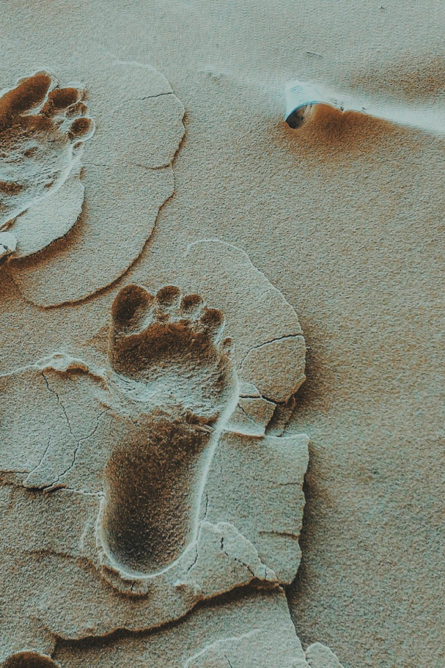 Человеческие следы на песке крупным планом