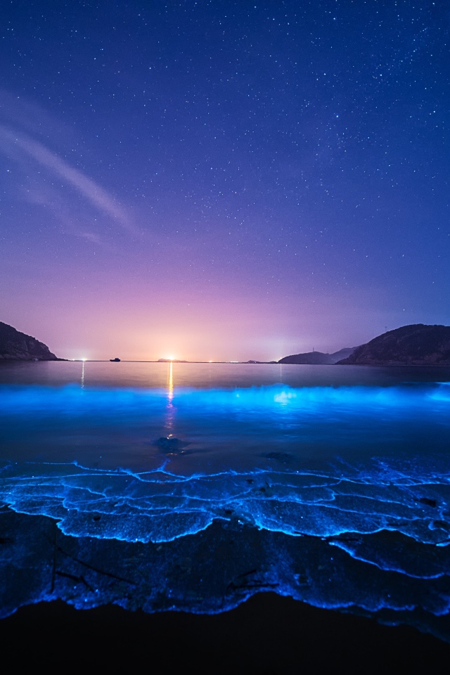 Люминесцентный пляж на Мальдивах на закате 