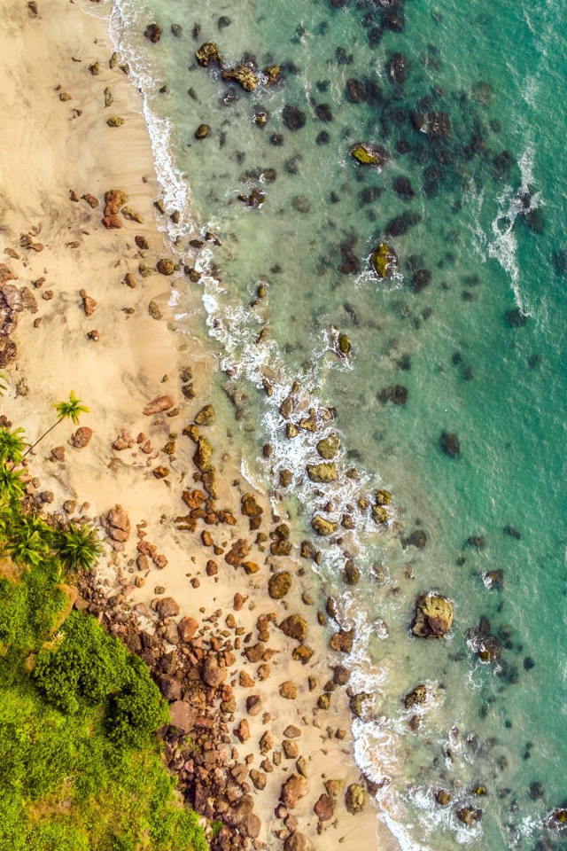 Камни в голубой воде на тропическом пляже