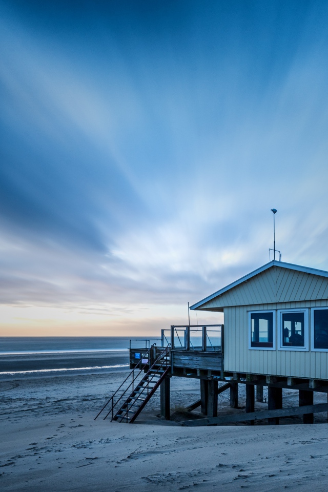 Дом спасателей стоит на пляже под красивым небом