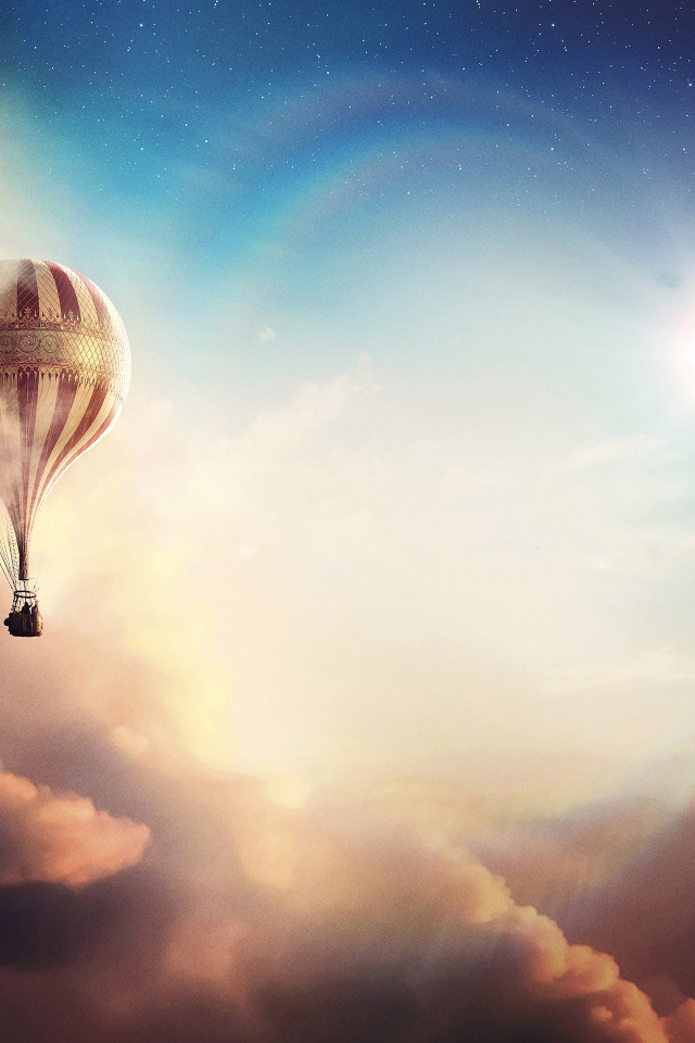 Большой воздушный шар летит над облаками на фоне солнца