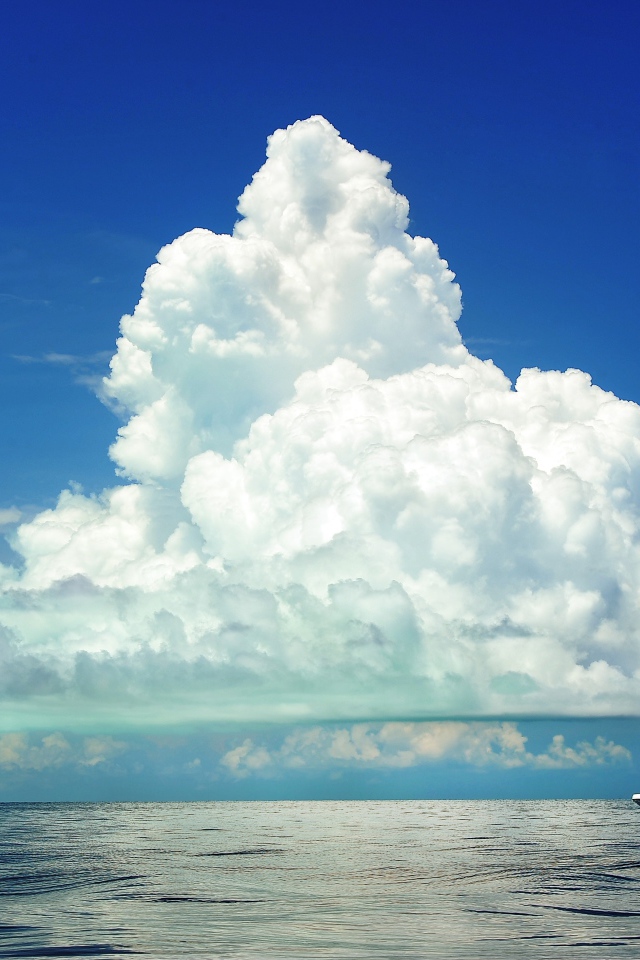 Красивое большое белое облако над морем 
