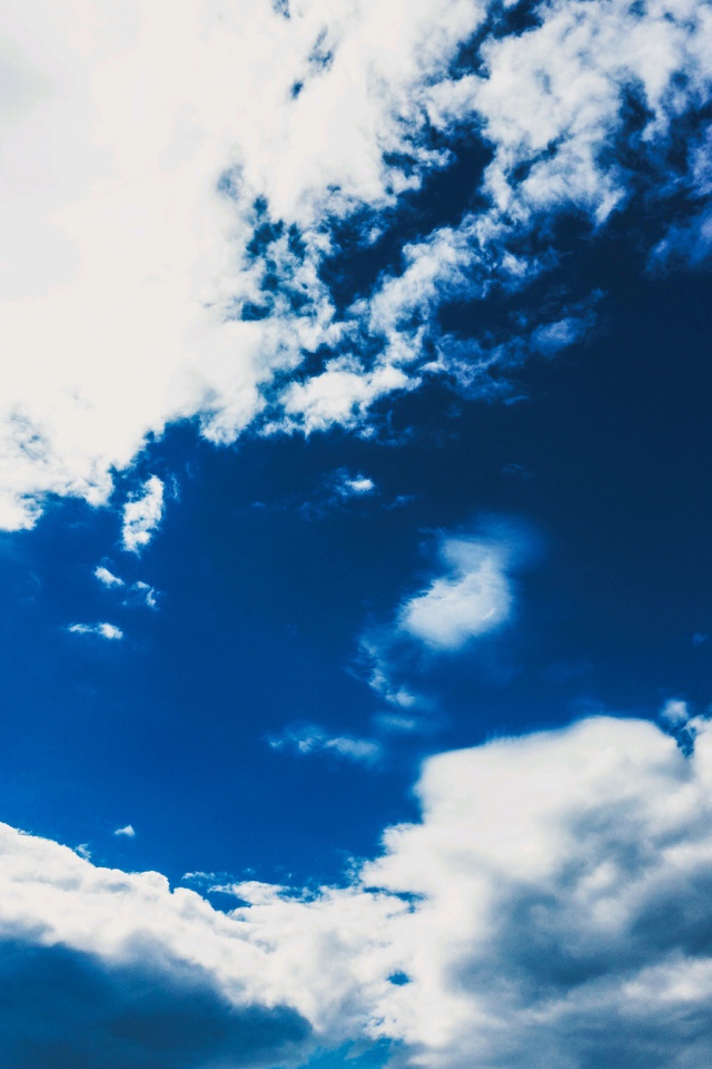 Красивое голубое небо с белыми облаками 