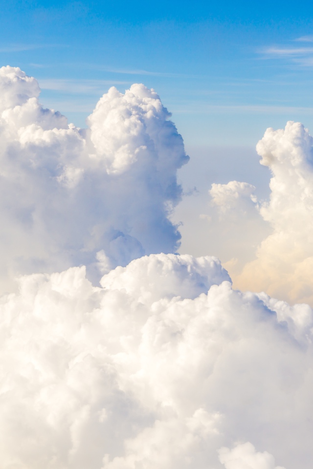 Красивые белые облака в голубом небе