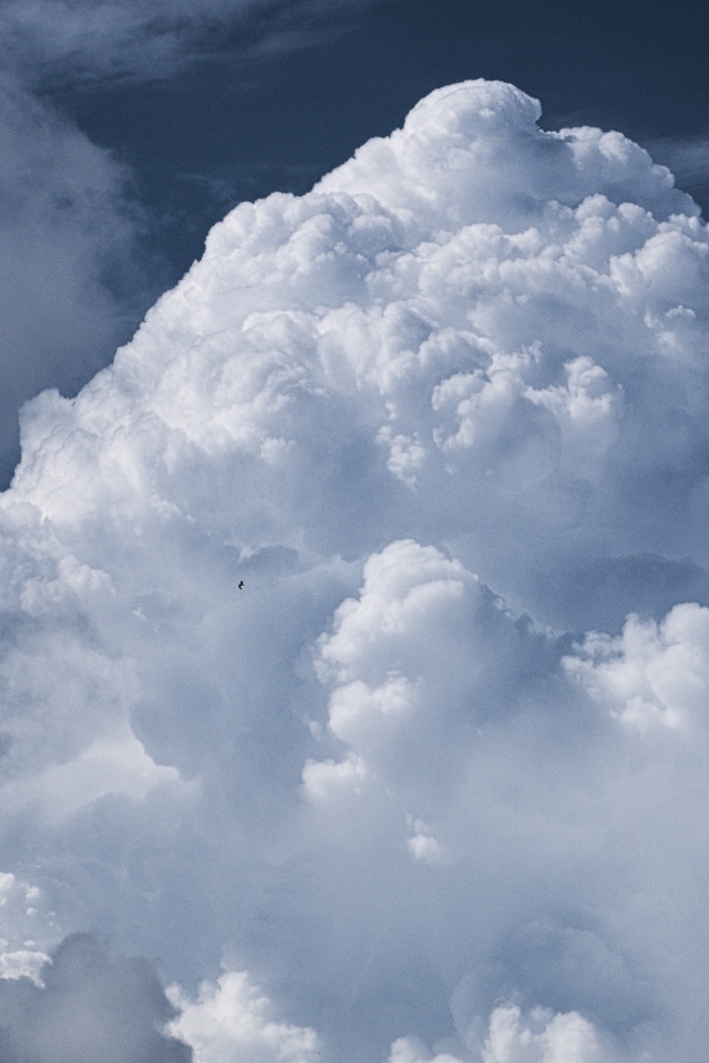 Большое белое облако в небе крупным планом