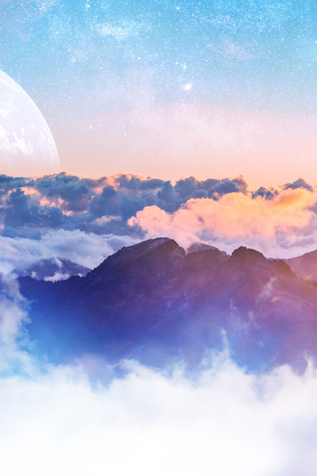 Густые облака над горами на фоне большой луны в небе