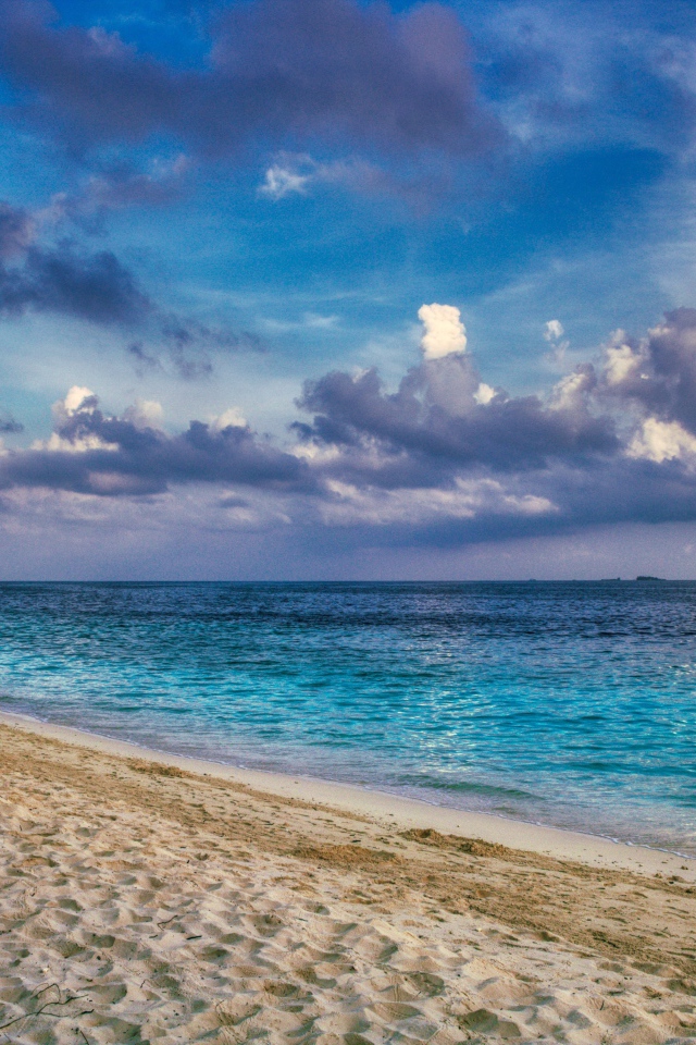 Густые облака над голубой гладью океана 