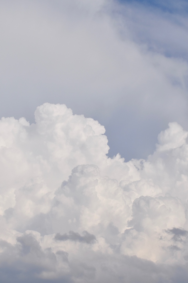 Густые белые облака в небе 