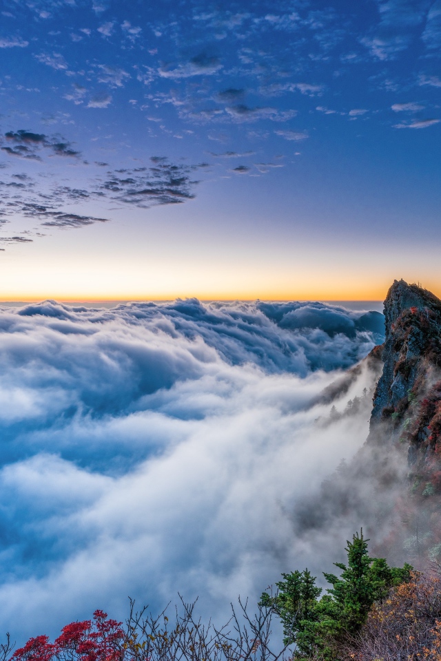 Густые белые облака над горами 