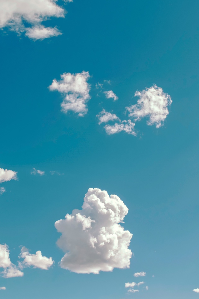 Белые облака в ясном голубом небе