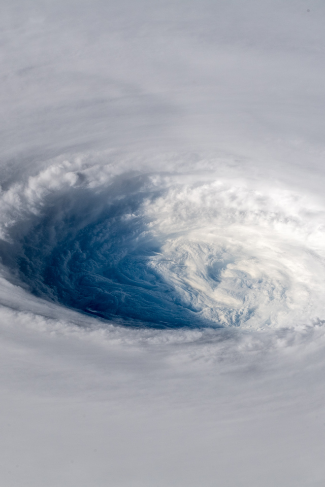 Белый тропический циклон создает воронку 