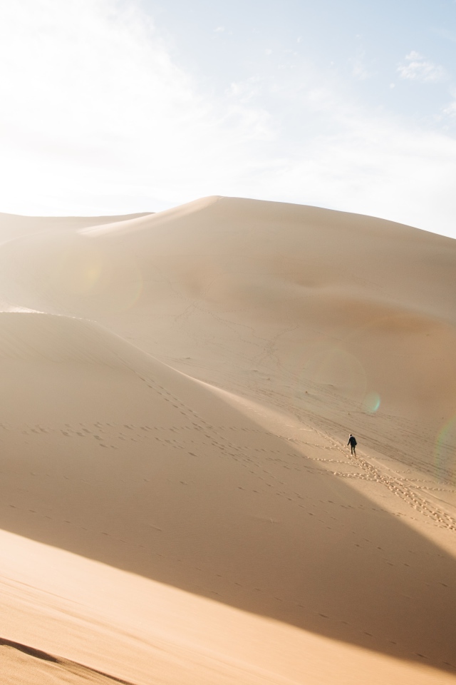 Горячая раскаленная на солнце пустыня 
