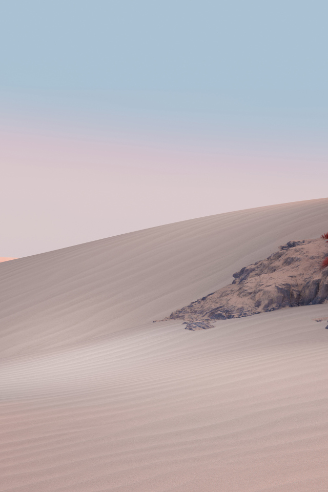 Пустыня с желтым песком на фоне голубого 