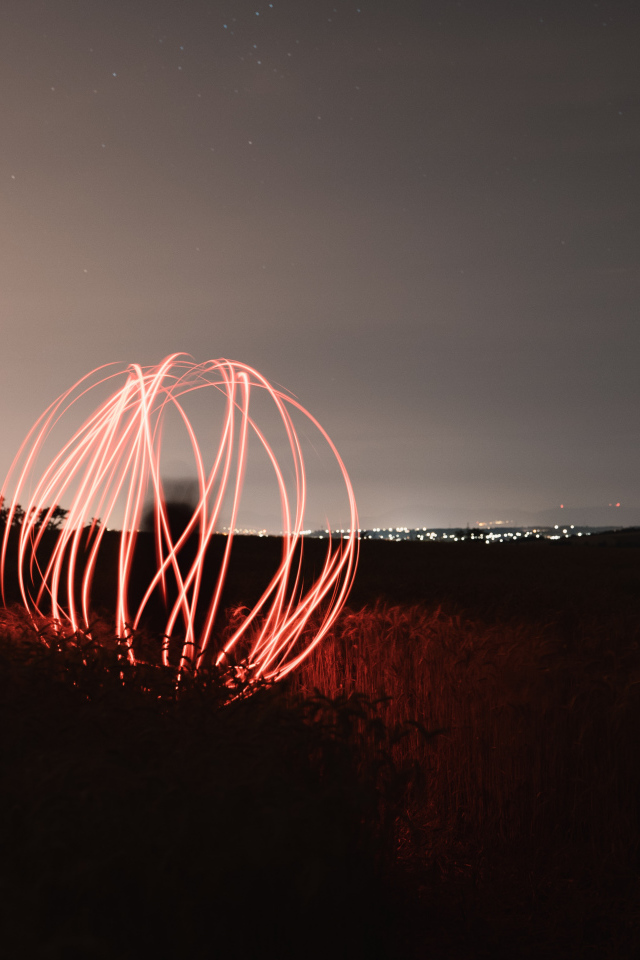 Огненный шар в поле ночью 