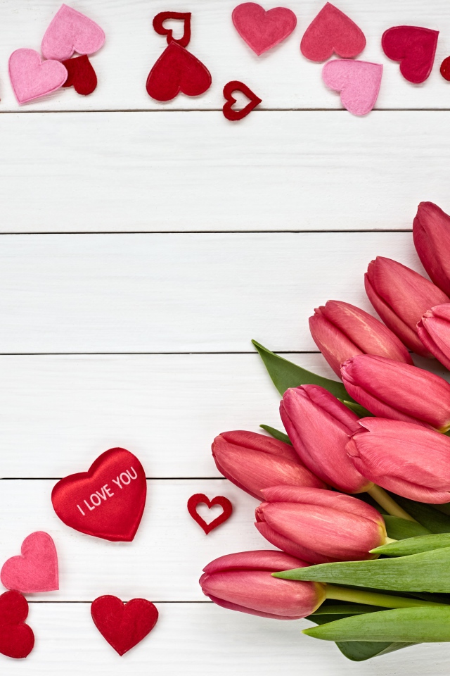 Большой букет красных тюльпанов с сердечками