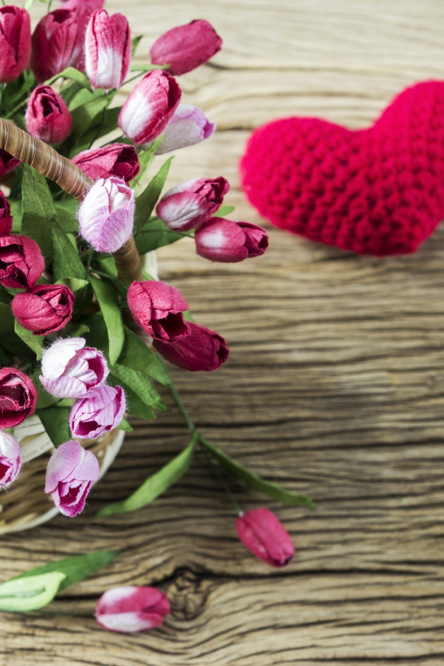 Корзина тюльпанов из ткани на столе с сердцем