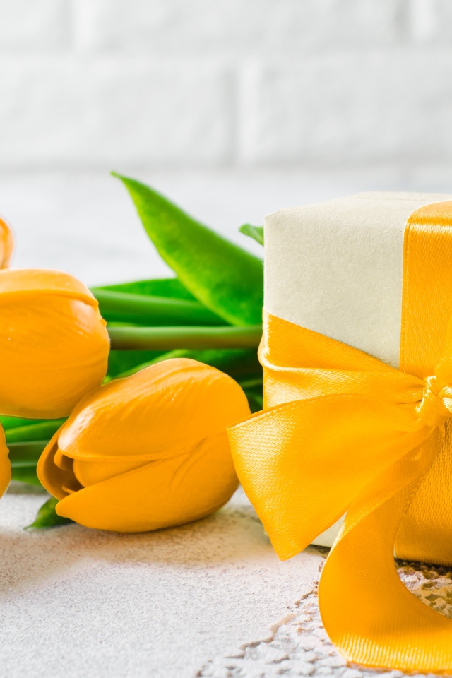 Красивый букет желтых тюльпанов с подарком