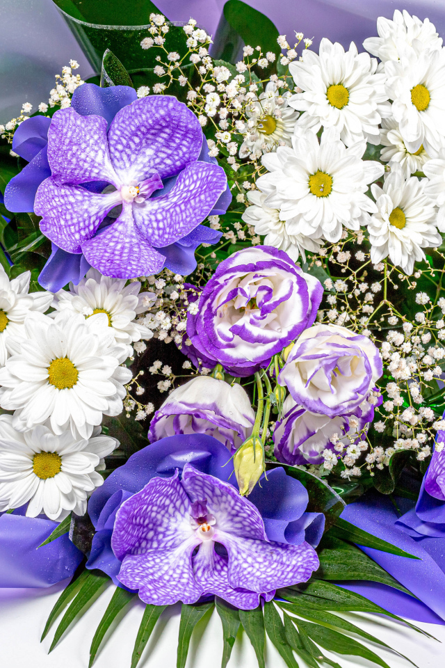 Красивый букет с цветами орхидеи, хризантемы и эустомы 