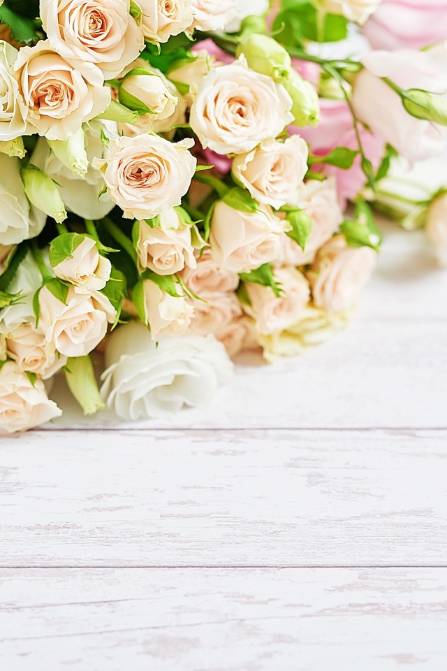 Красивый большой букет роз на белом столе