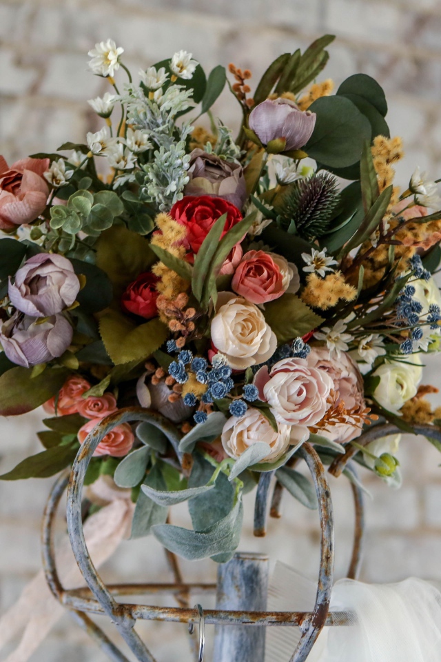 Большой красивый букет на фоне кирпичной стены 