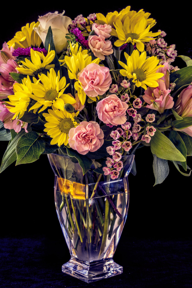 Букет красивых разноцветных цветов в вазе на черном фоне