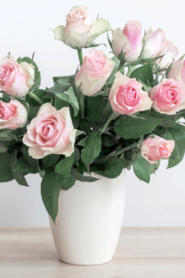 Букет красивых розовых роз в белой вазе 