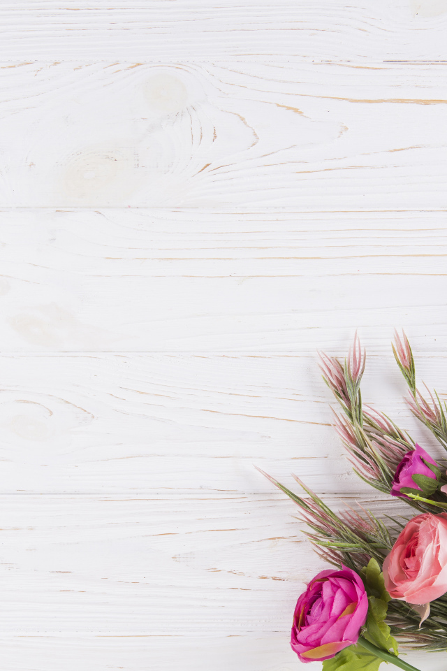 Букет цветов лютиков на деревянном столе