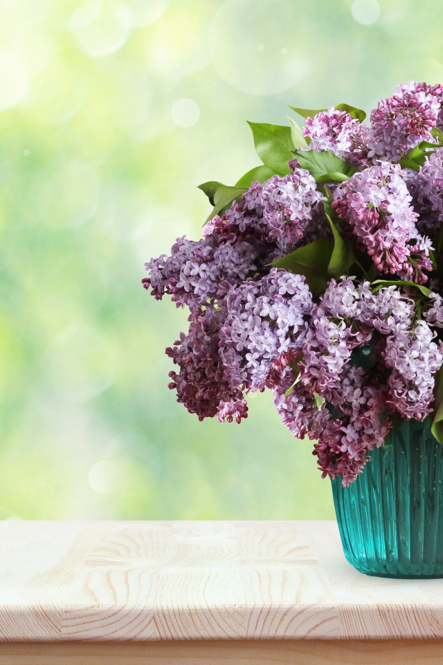Букет ароматной сирени в вазе на столе