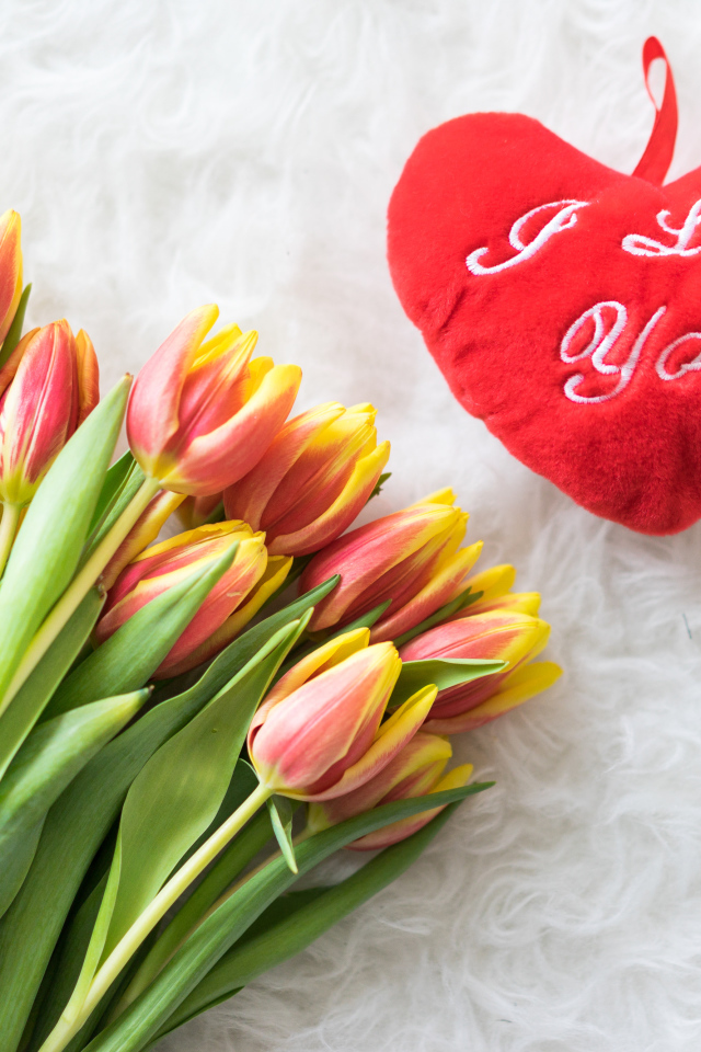 Букет оранжевых тюльпанов с красным сердцем 