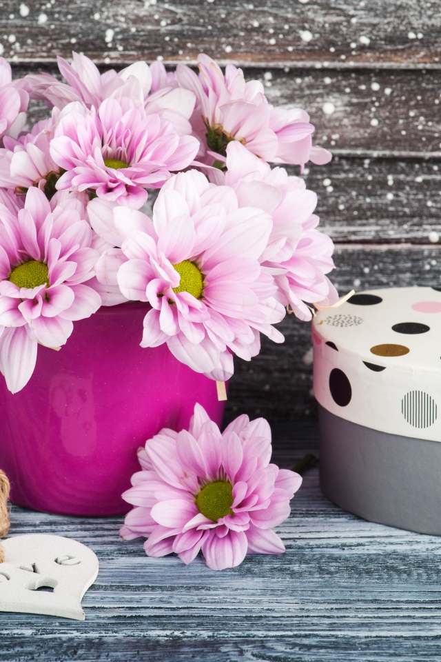 Букет розовых цветов хризантемы на столе с коробкой 