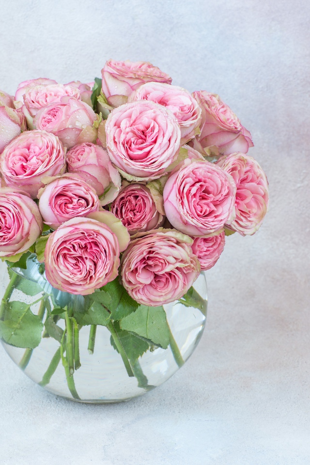 Букет розовых парковых роз в стеклянной вазе