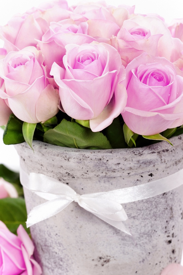 Букет розовых роз в вазе с белой лентой 
