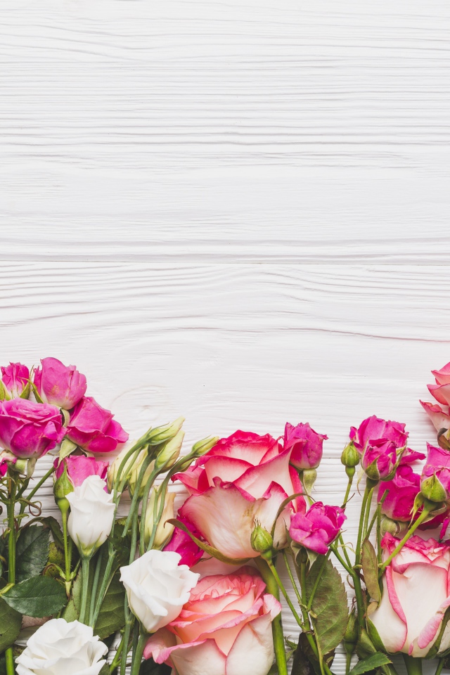 Букет розовых роз на белом столе 