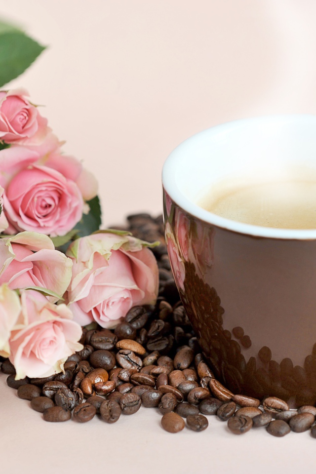 Букет розовых роз с кофейными зернами и коричневой чашкой