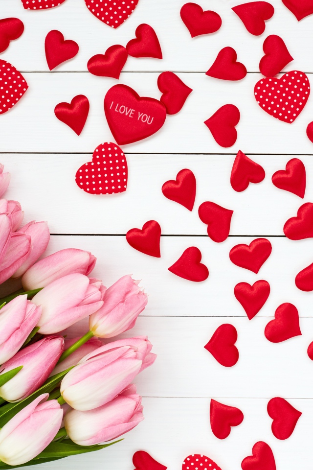 Букет розовых тюльпанов на белом фоне с красными сердечками