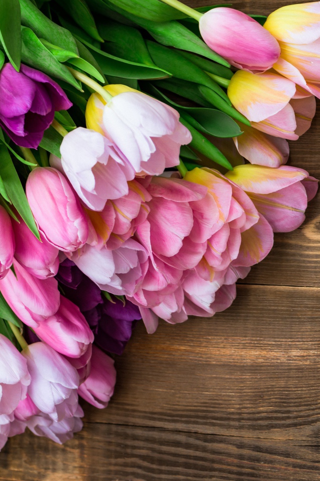 Букет розовых тюльпанов на деревянном фоне