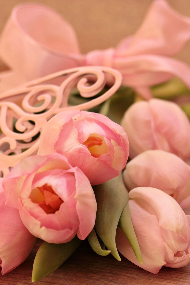 Букет розовых тюльпанов с лентой и бабочкой