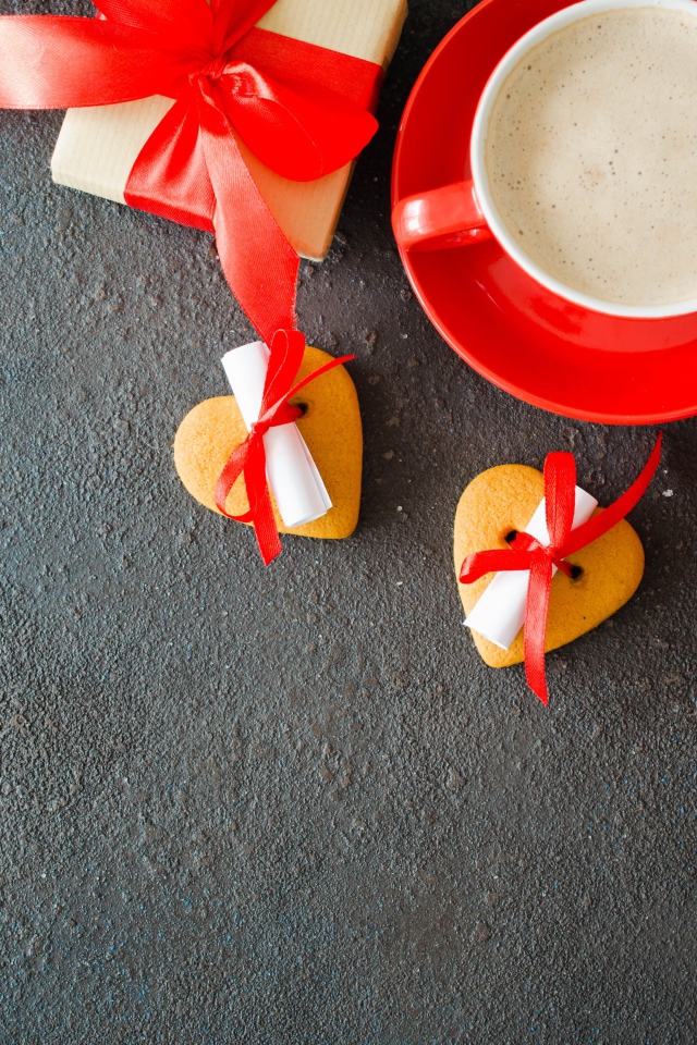 Букет красных тюльпанов, подарок, печенье и кофе для любимой 