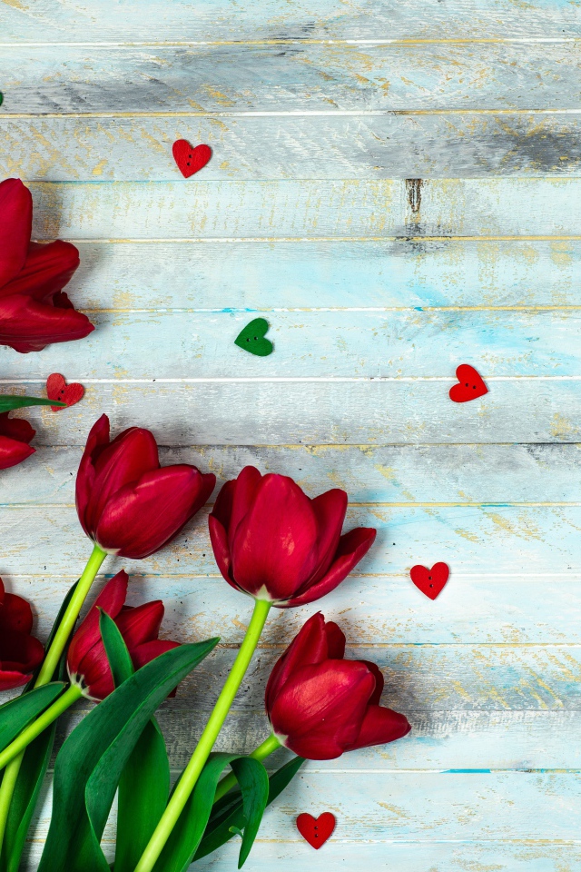 Букет красных тюльпанов на деревянном столе