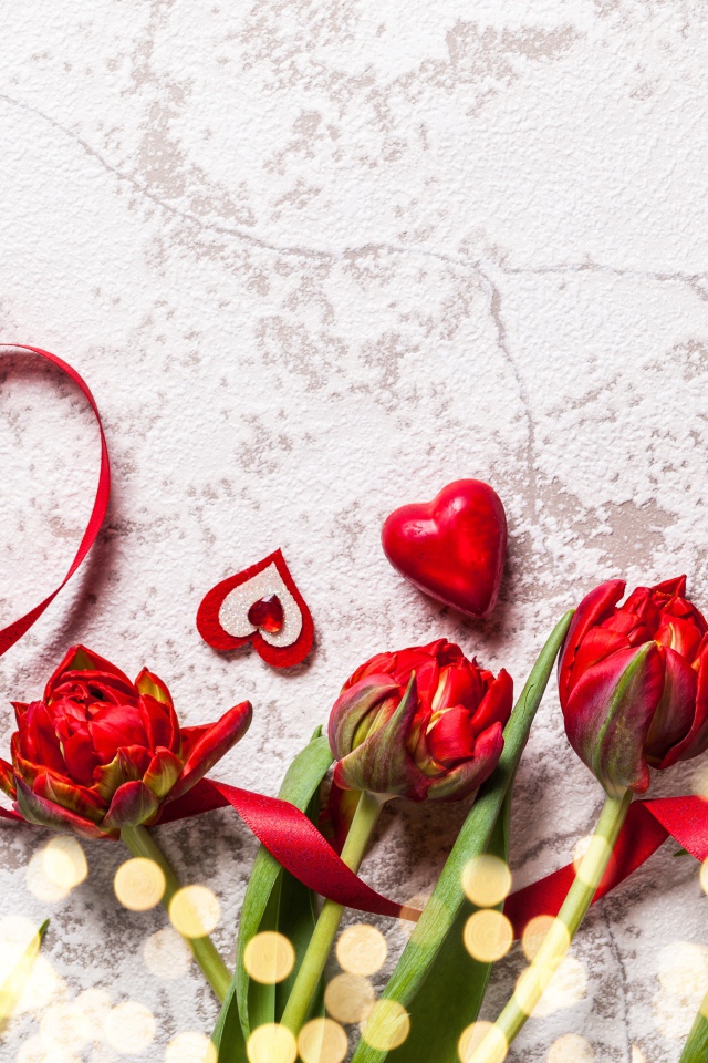 Букет красных тюльпанов с сердечками на сером фоне