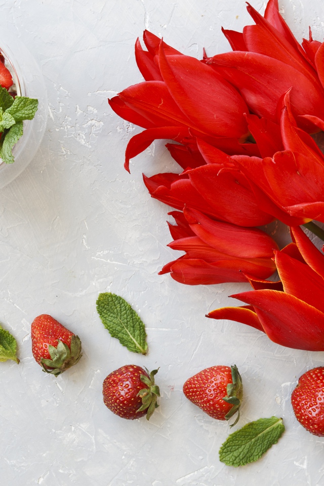 Букет красных тюльпанов с ягодами клубники 