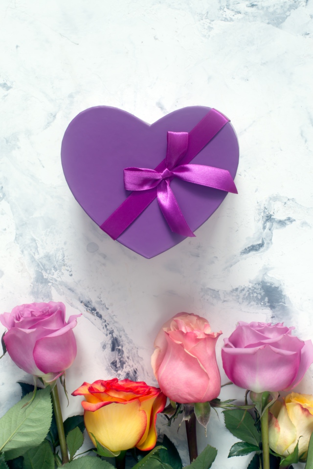 Букет роз с фиолетовой коробкой в форме сердца 