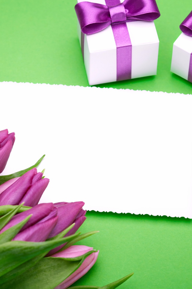 Букет тюльпанов на столе с листом бумаги и подарками 