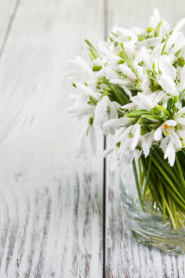 Букет белых подснежников в вазе на столе