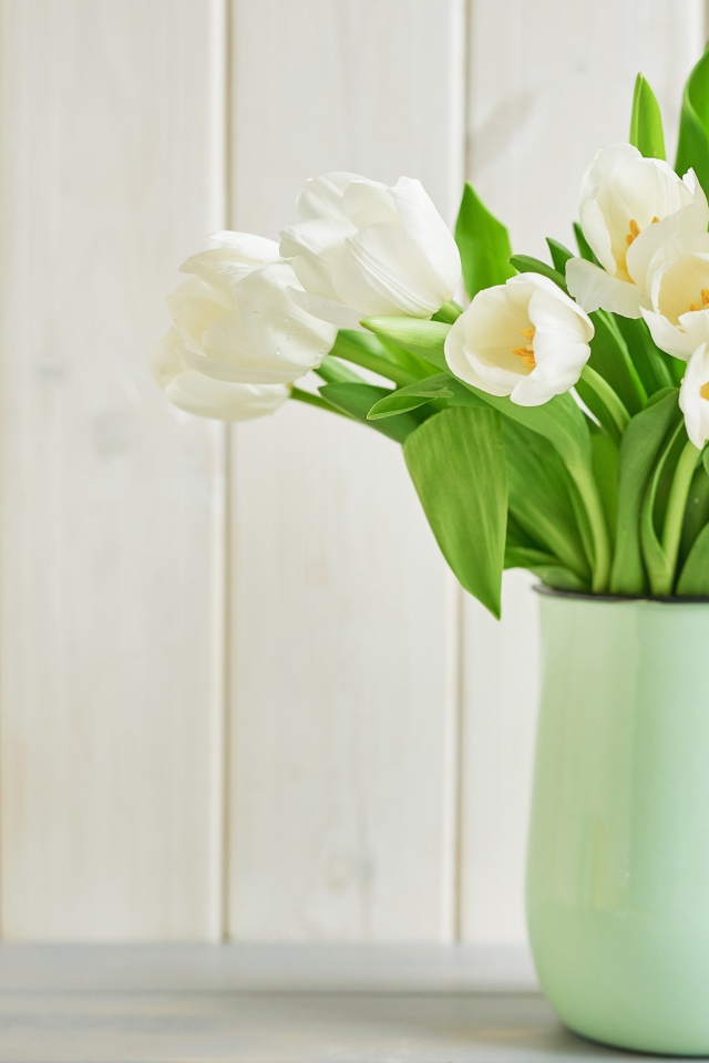 Букет белых тюльпанов в вазе на белом фоне 